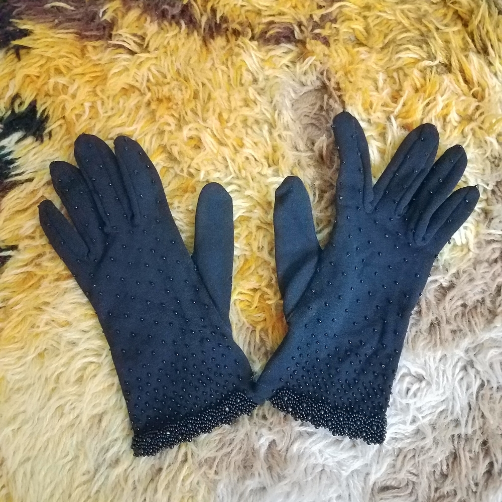 Vintage 1940s 1950s beaded gloves. Approx size 6. Has stretch.